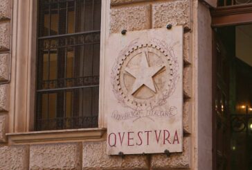 Si presenta allo sportello immigrazione con una ricevuta della prenotazione falsa