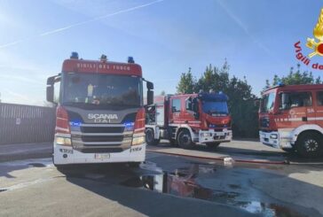Roma, incendio tra Portuense e Magliana. Evacuato un parco acquatico