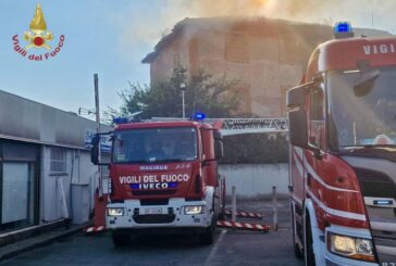 Roma, maxi rogo di sterpaglie a Cinecittà. Feriti 4 soccorritori