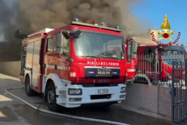 In fiamme un deposito a Palma Campania, le immagini