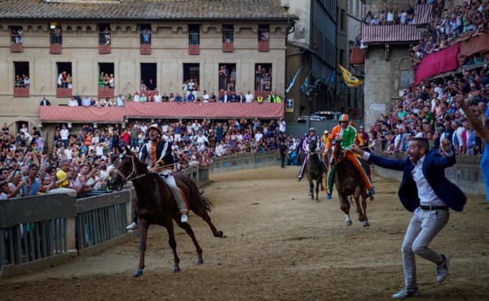 Palio: cinque fantini “storici” querelano un animalista