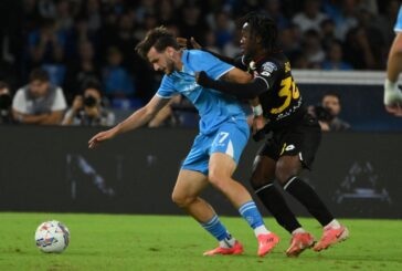 Il Napoli batte 2-0 il Monza e vola in testa alla classifica
