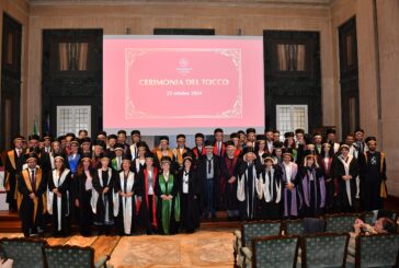 Unisi accoglie i nuovi docenti con la cerimonia del tòcco