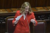 Meloni "Difenderemo i nostri confini, in Italia solo legalmente"