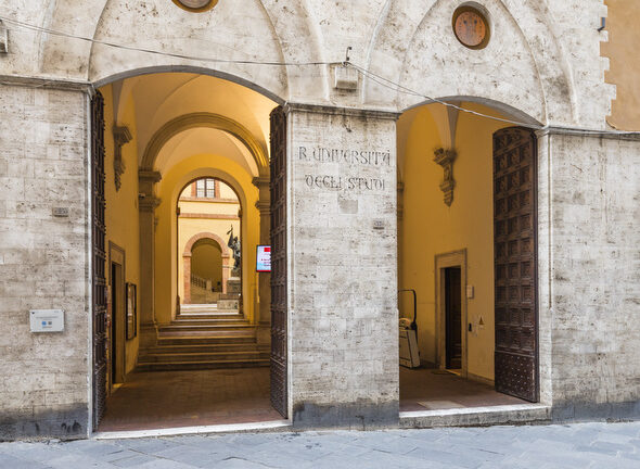 Il Rapporto AlmaLaurea 2026 conferma la qualità dei percorsi post-laurea Unisi