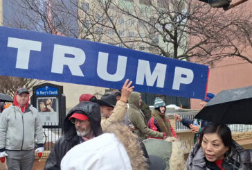 Migliaia di sostenitori di Trump attendono il comizio sotto la pioggia