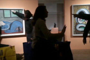 Mantova, animalisti imbrattano con letame teca di un quadro di Picasso