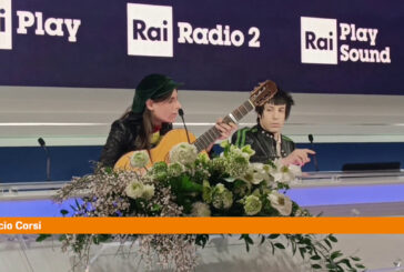 Sanremo, Lucio Corsi in sala stampa suona brano inedito