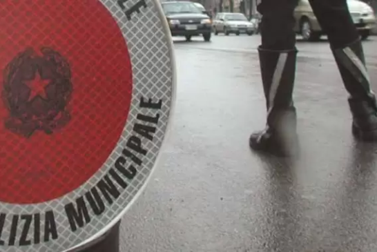 Molesta le passanti in piazza del Campo: fermato dalla Polizia Locale
