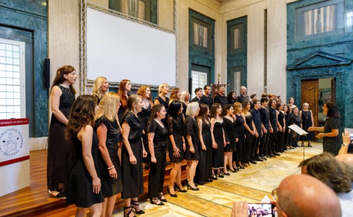 Il coro dell’Università si esibisce con il Whim ‘n Rhythm di Yale