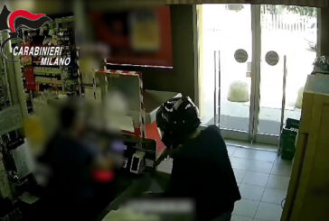 Con una pistola in pugno assalta un supermercato, le immagini