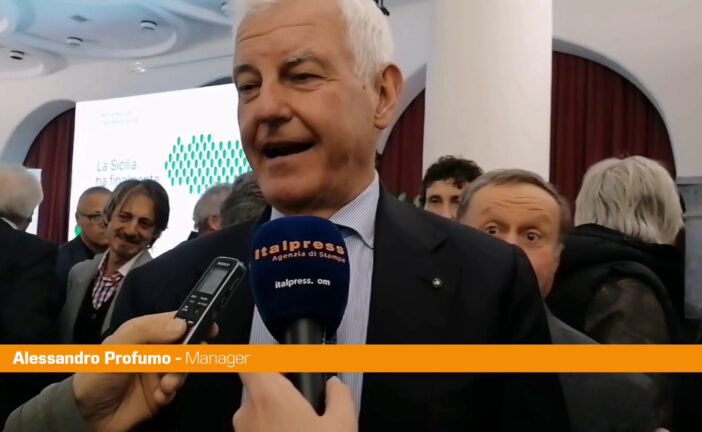 Funerali Achille Barosi, feretro salutato da applausi e note di "Perdutamente"