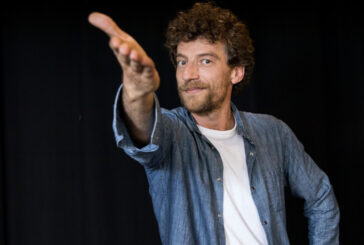 Maurizio Lastrico fra teatro e cabaret per il “Sipario Rosso” dei Teatri di Siena