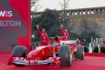 Ferrari-UniCredit, bagno di folla per la Rossa a Milano