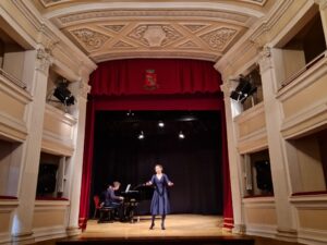 Torrita di Sienaで、世界中の23か国から128人の歌手