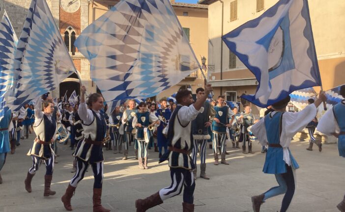 Il Bianco e l’Azzurro: è Festa Medievale in Val d’Orcia