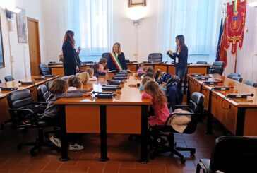 Bambini di Cedda in visita al Comune