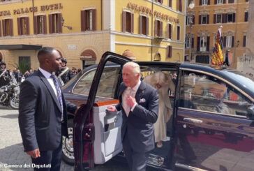 Le immagini di Re Carlo e della regina Camilla alla Camera
