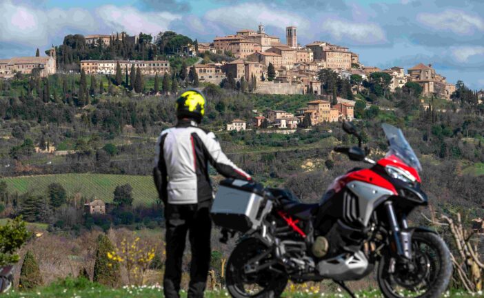 Montepulciano in moto, così il turismo diventa a misura di motociclista