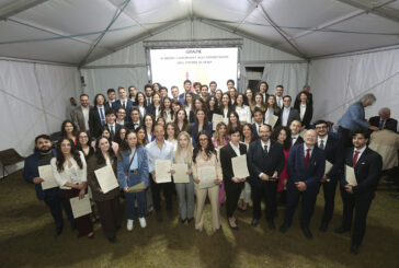 Cento neo laureati fanno il giuramento di Ippocrate