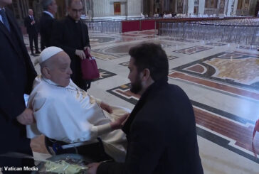 Papa Francesco prega a San Pietro per la Domenica delle Palme