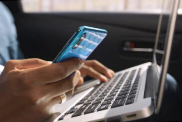 La metà degli italiani acquista sul web