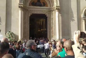 I funerali della neonata lanciata dal balcone dalla mamma
