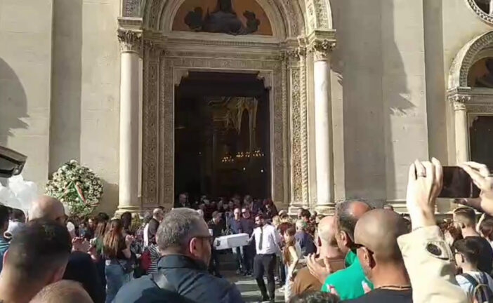I funerali della neonata lanciata dal balcone dalla mamma