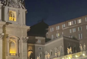 Fumata nera dopo la prima votazione per il nuovo Papa, le immagini