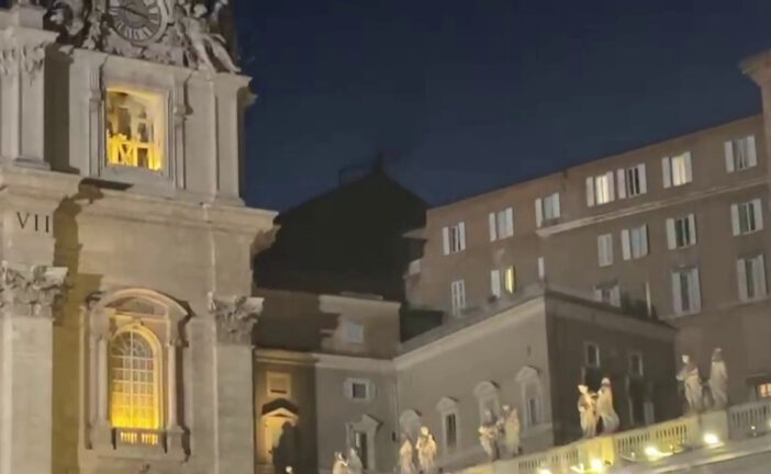 Fumata nera dopo la prima votazione per il nuovo Papa, le immagini