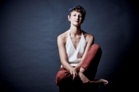 La forza del violino: al Politeama una serata Anaïs Drago, musicista e performer