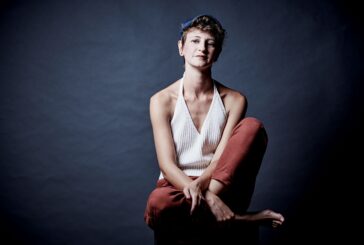 La forza del violino: al Politeama una serata Anaïs Drago, musicista e performer