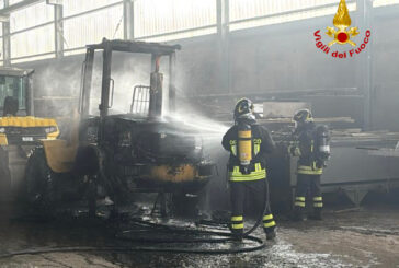 Intervento dei Vigili del fuoco per un carrello in fiamme in un capannone