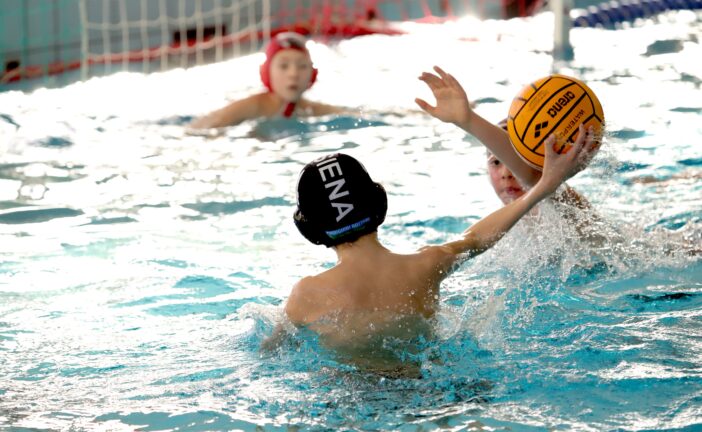 A Siena la pallanuoto è un gioco: prove gratuite per bambine e bambini