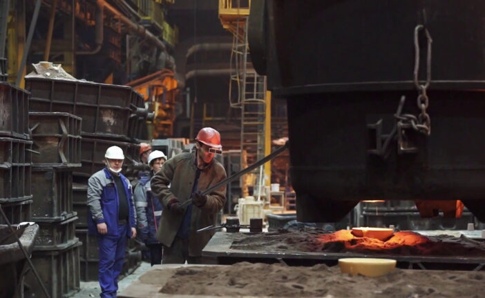 Produzione industriale ancora in calo su base annua