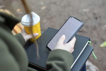 Routine mattutina degli italiani: tra caffè, news e abitudini digitali