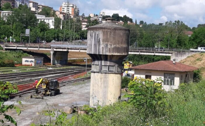 Il decoro ed il serbatoio delle Ferrovie
