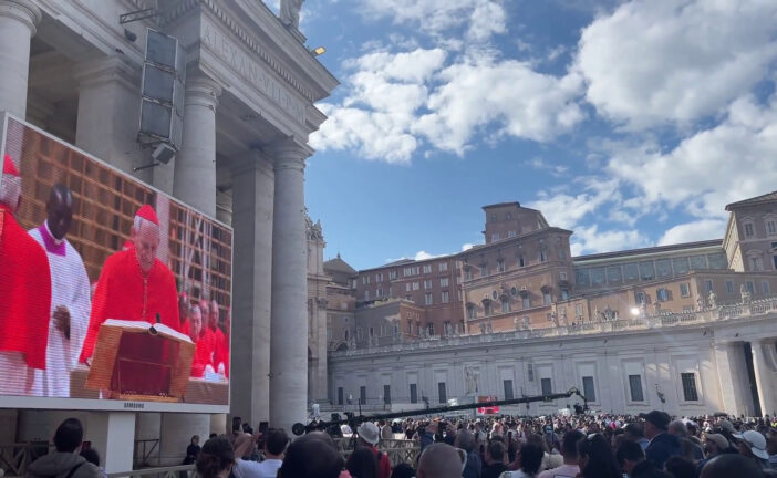 Conclave, applausi per il cardinale Zuppi durante il suo giuramento