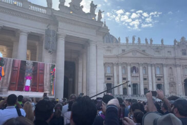 Conclave, i fedeli assistono alla chiusura della Cappella Sistina