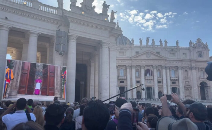 Conclave, i fedeli assistono alla chiusura della Cappella Sistina