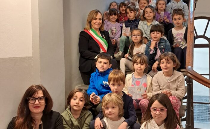Bambini della Tartaruga di in visita al Comune