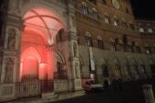 La Cappella di piazza si illumina di rosso per la Giornata della Sclerosi Multipla