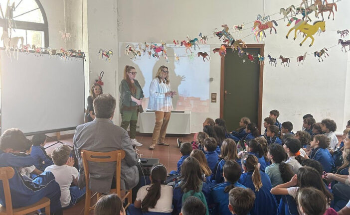 I cavallini dipinti dai bambini della San Girolamo in mostra per un giorno