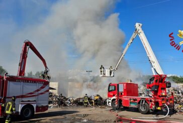 Incendio al centro raccolta rifiuti di Colle: lungo intervento di Vigili del fuoco