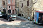 Colle: Bus della linea 202 bloccato da auto in sosta selvaggia nel centro storico