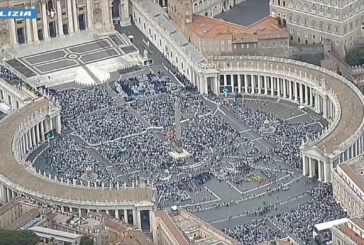 Piazza San Pietro gremita per Papa Leone XIV, immagini da elicottero
