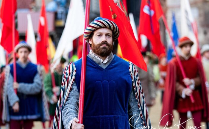 “Da spettatori a protettori: il Palio di Siena e i nuovi contradaioli”