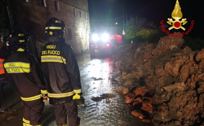 Intervento dei Vigili del fuoco in strada di Montalbuccio