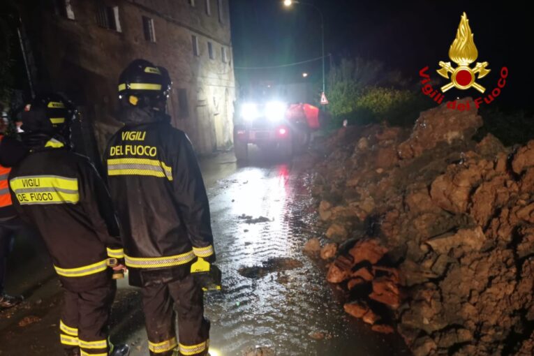 Intervento dei Vigili del fuoco in strada di Montalbuccio