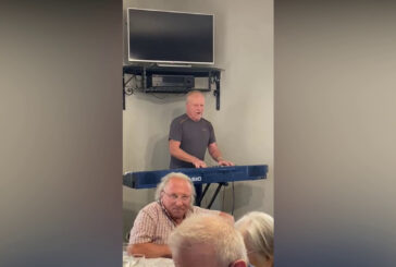 Dave Clayton in vacanza in Sicilia improvvisa brani in un locale
